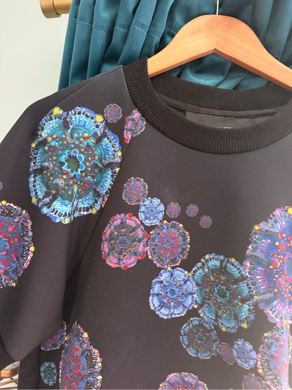 Cynthia Rowley Black Short-Sleeve Floral Medallion Sweatshirt Small - Picture 3 of 4
